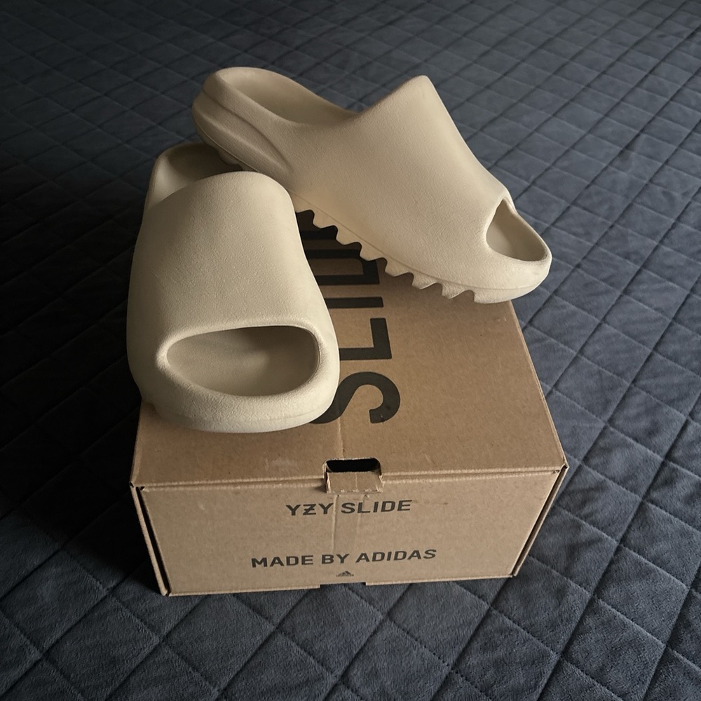 Adidas YZY Slide Box in Tan
